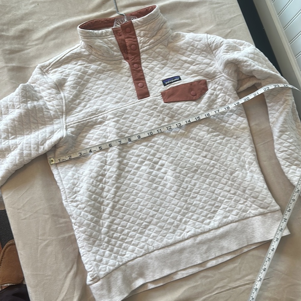 Patagonia Quilted Snap-Front Pullover in Light Heather with Rust Accents - Picture 8 of 8